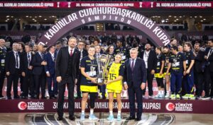 ŞAMPİYON FENERBAHÇE KUPASINI ALDI