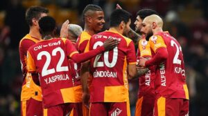ASLAN KUPADA TAM YOL