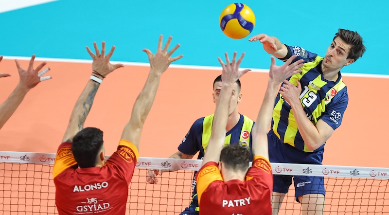 F.BAHÇE DERBİYİ SET VERMEDEN KAZANDI