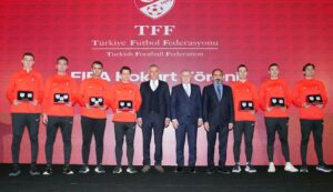 FIFA KOKARTLARI TÖRENLE TAKILDI