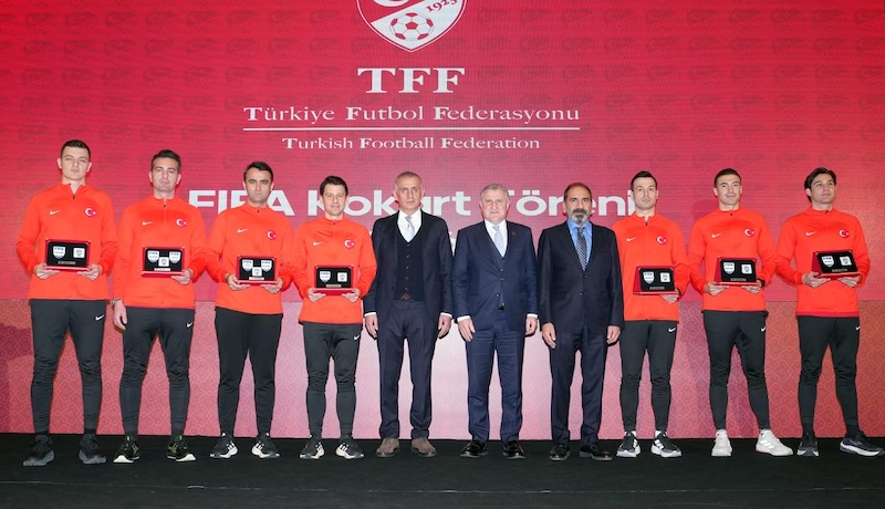 FIFA KOKARTLARI TÖRENLE TAKILDI