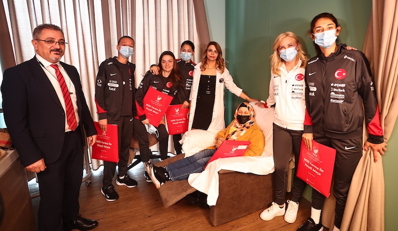 Kadın A Millî Futbol Takımımızdan Hastalara Moral Ziyareti