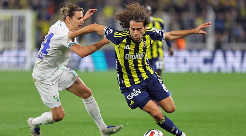 FENER’DEN RAKİBİNE ŞAMPİYONLUK İKRAMI