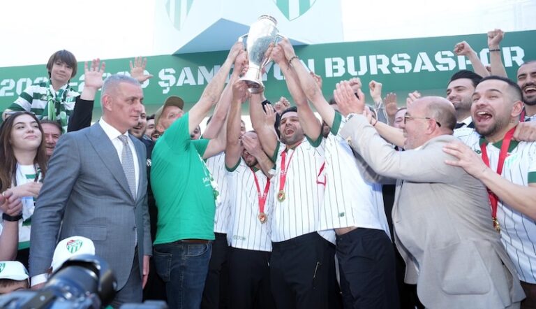 Trendyol 1. Lig’e Yükselen Bursaspor Kupasını Aldı