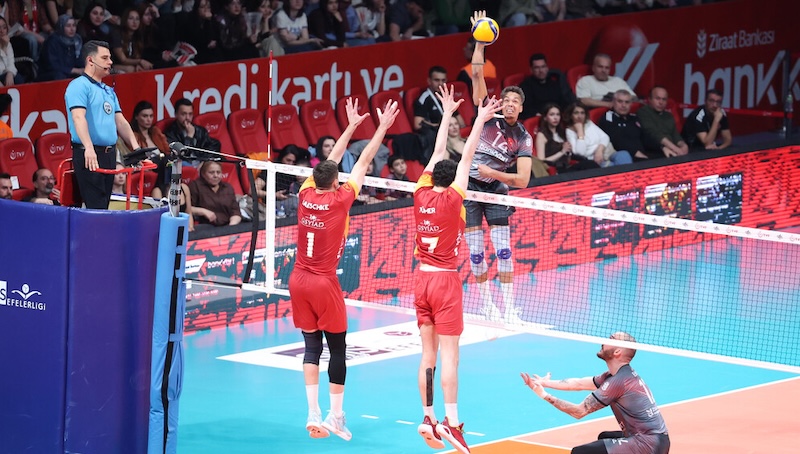 ZİRAAT BANKKART FİNALDE ÖNE GEÇTİ