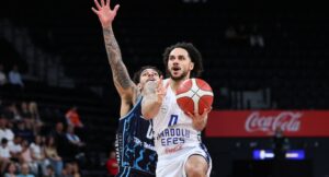 ANADOLU EFES SERİDE ÖNE GEÇTİ