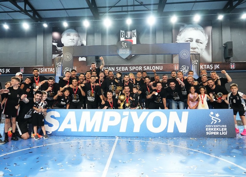 Beşiktaş Hentbol Takımı Kupasını Aldı