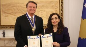 KOSOVA’DAN HASAN ARAT’A BÜYÜK ONUR