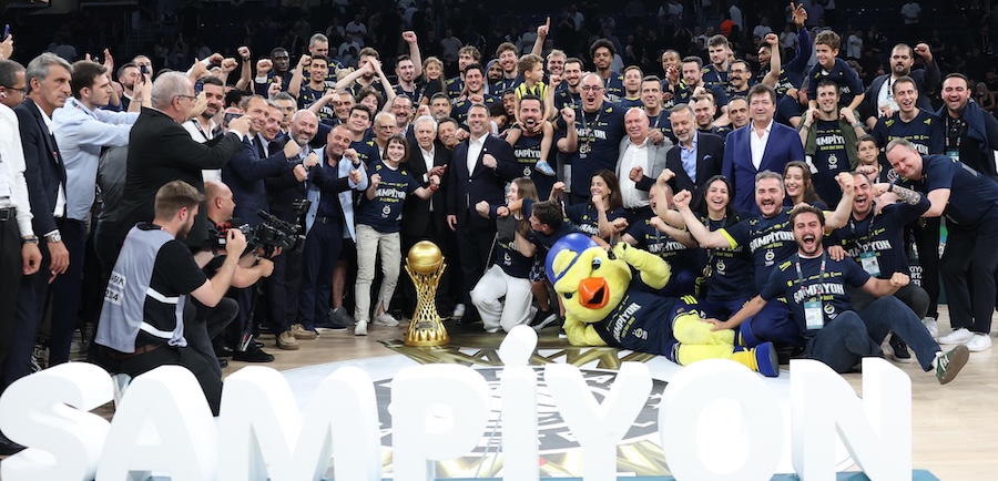 ŞAMPİYON FENERBAHÇE KUPASINI ALDI