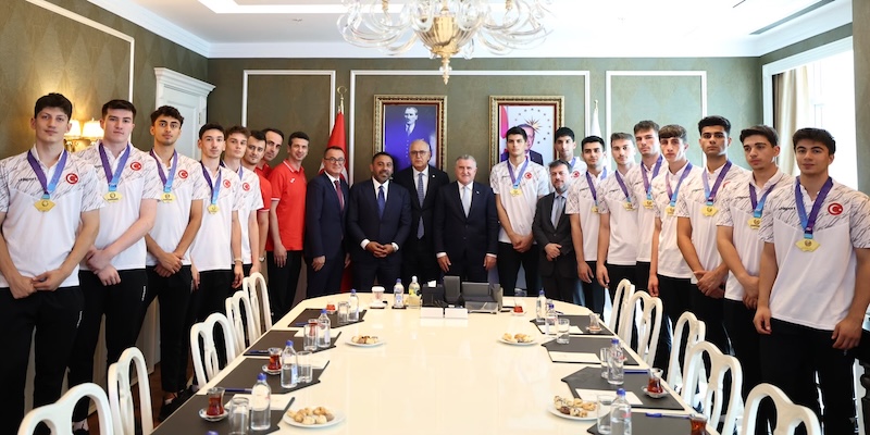 BAKAN BAK’TAN ŞAMPİYONLARA TEBRİK