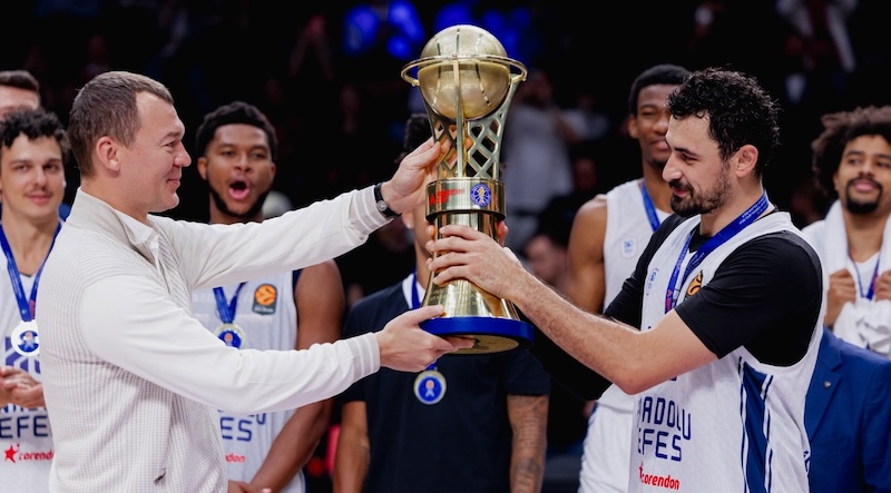 ANADOLU EFES’TEN TARİHİ ŞAMPİYONLUK