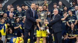 FENERBAHÇE TARFİN KUPAYI KALDIRDI