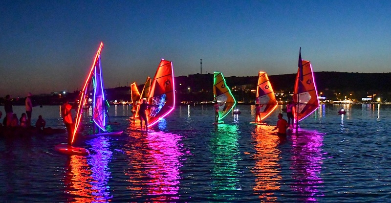 Alaçatı Windfest’te Işıklı Sörf Gösterisi