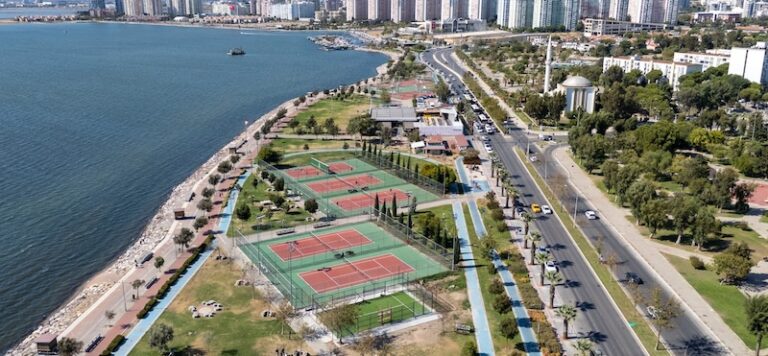 Bostanlı’ya 2 Yeni Padel Kortu