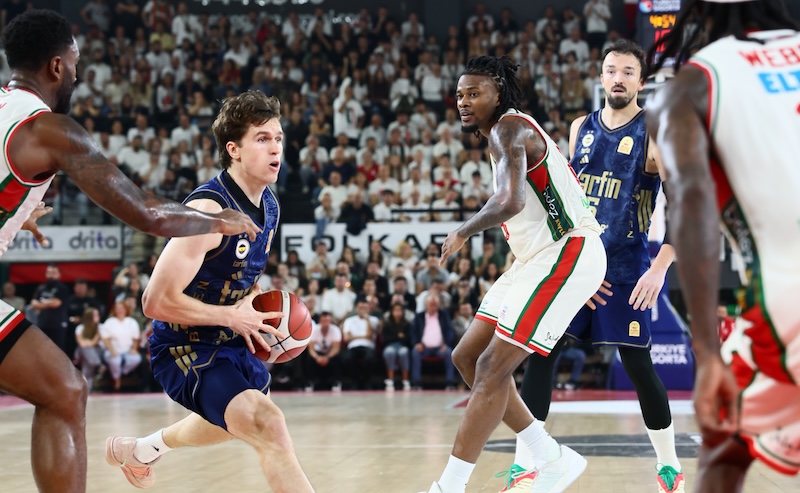 FENERBAHÇE KARŞIYAKA’YI FARKLI GEÇTİ